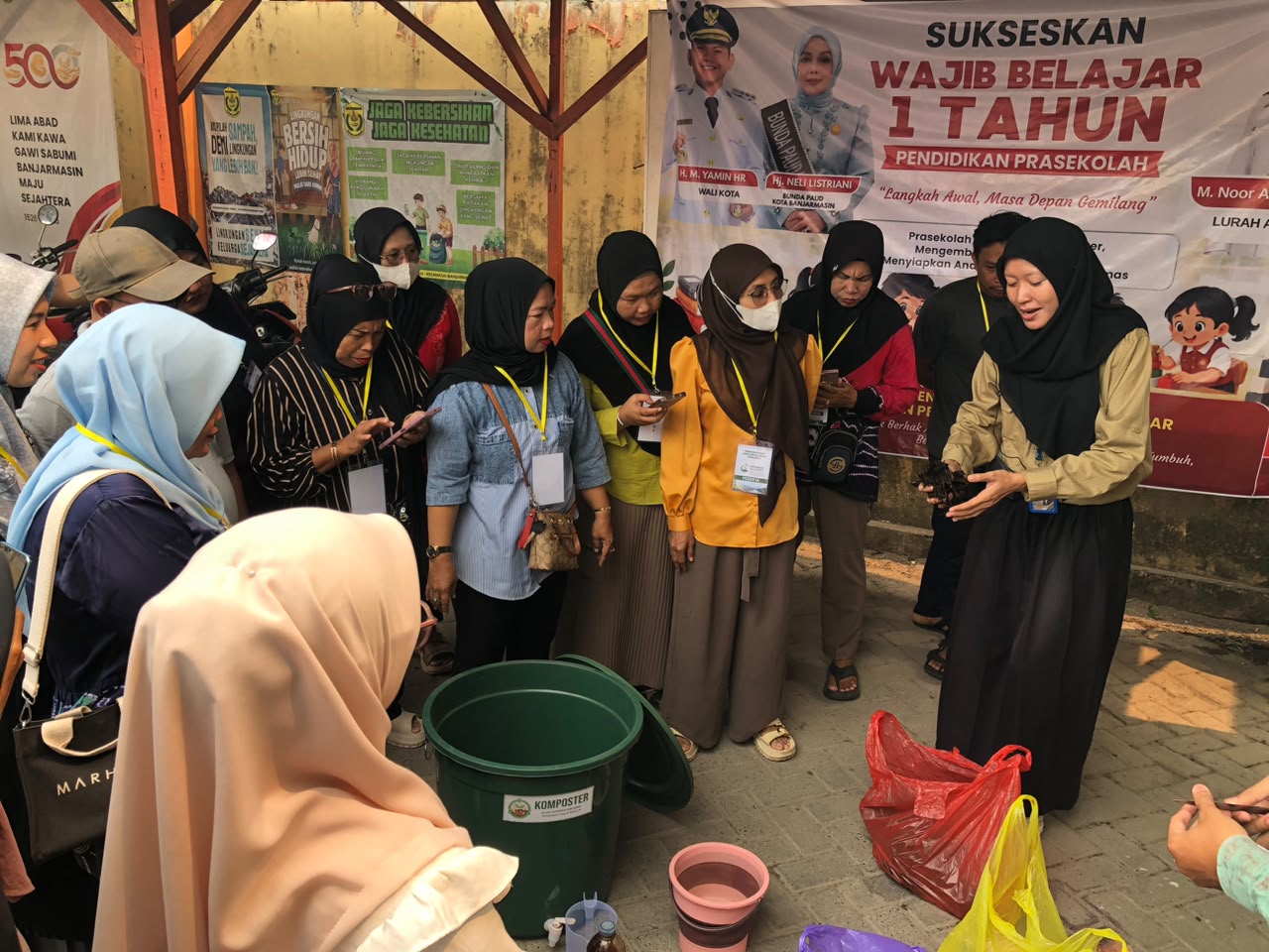 Dari Limbah Menjadi Manfaat, BESTARI ULM Dampingi Warga Alalak Tengah Olah Sampah Organik Menjadi Kompos dan Pupuk Cair - foto 6