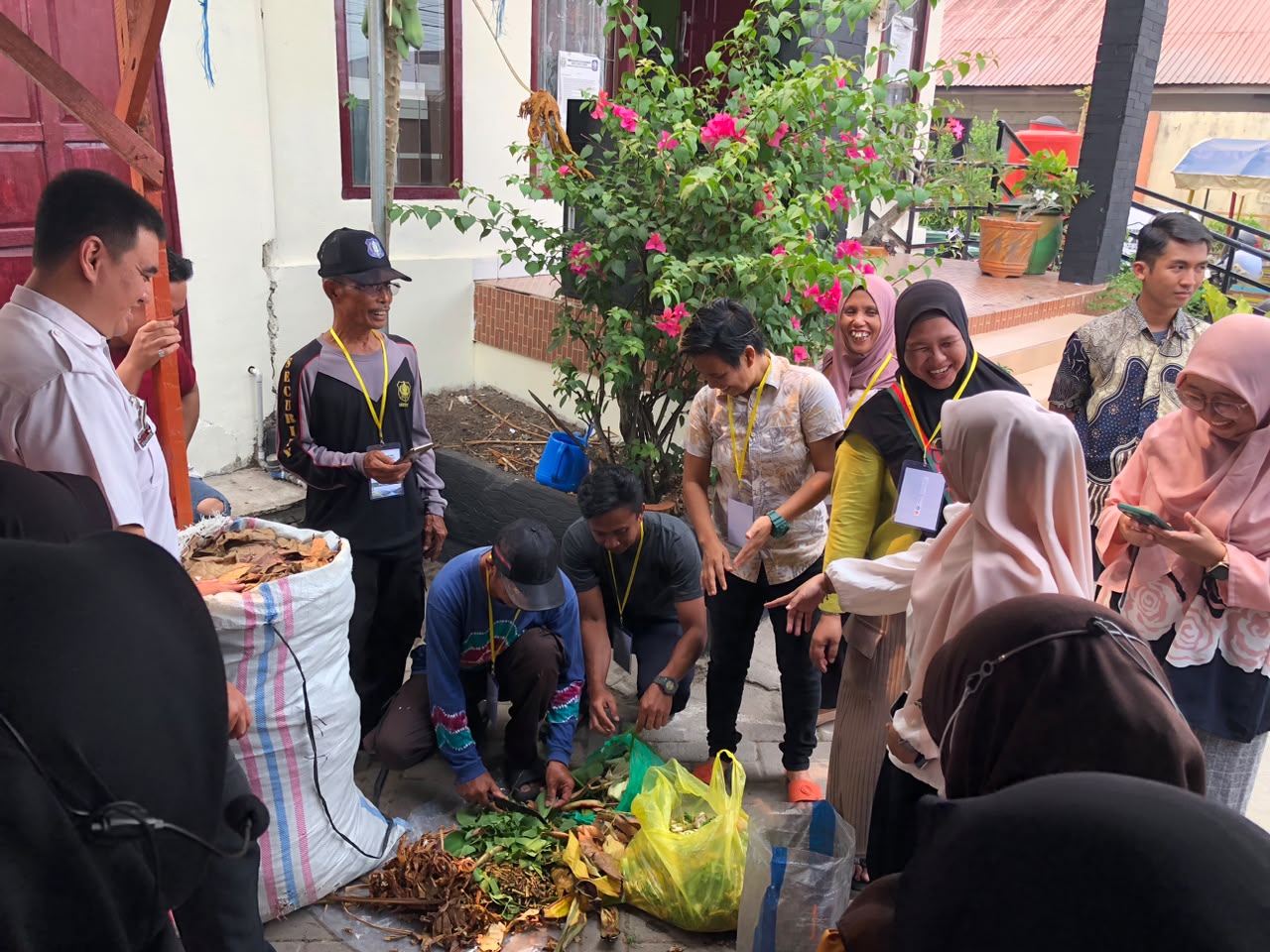 Dari Limbah Menjadi Manfaat, BESTARI ULM Dampingi Warga Alalak Tengah Olah Sampah Organik Menjadi Kompos dan Pupuk Cair - foto 8