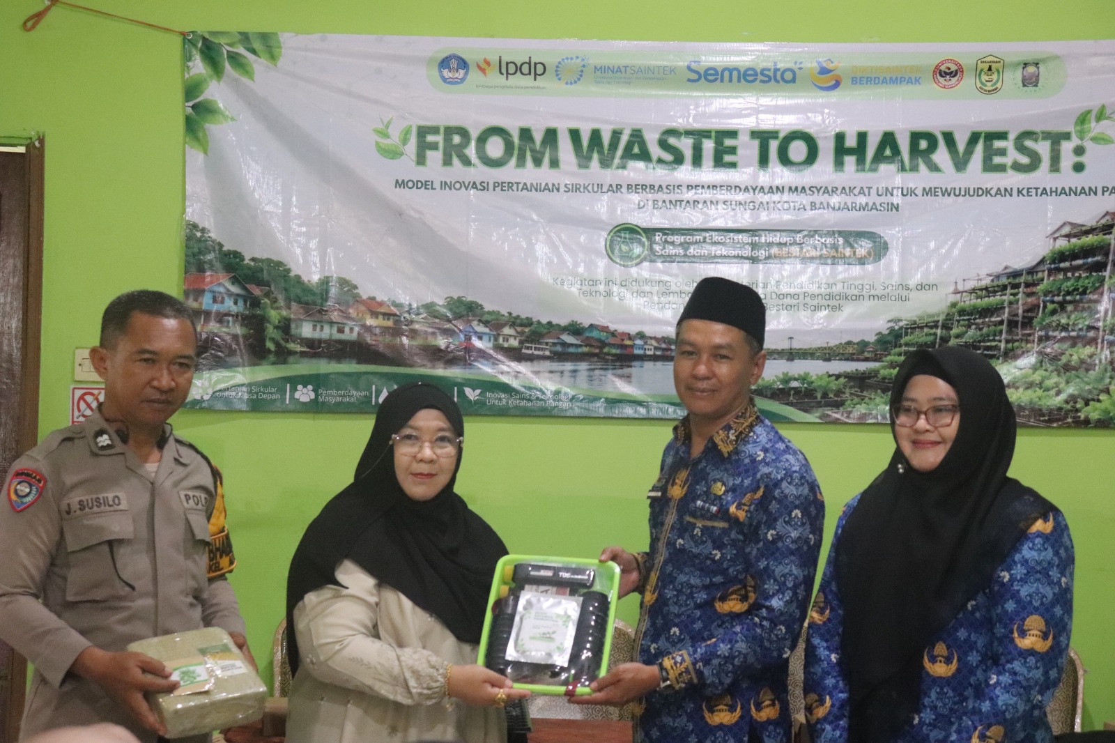 Dari Bantaran Sungai untuk Ketahanan Pangan, BESTARI ULM Dampingi Warga Alalak Tengah Kembangkan Pertanian Sirkular - foto 2