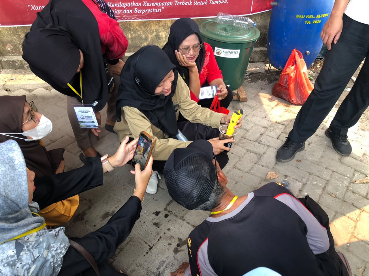 Dari Limbah Menjadi Manfaat, BESTARI ULM Dampingi Warga Alalak Tengah Olah Sampah Organik Menjadi Kompos dan Pupuk Cair - foto 10