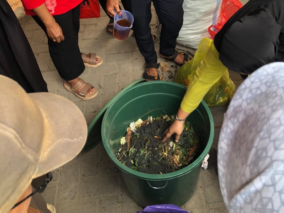 Dari Limbah Menjadi Manfaat, BESTARI ULM Dampingi Warga Alalak Tengah Olah Sampah Organik Menjadi Kompos dan Pupuk Cair - foto 9