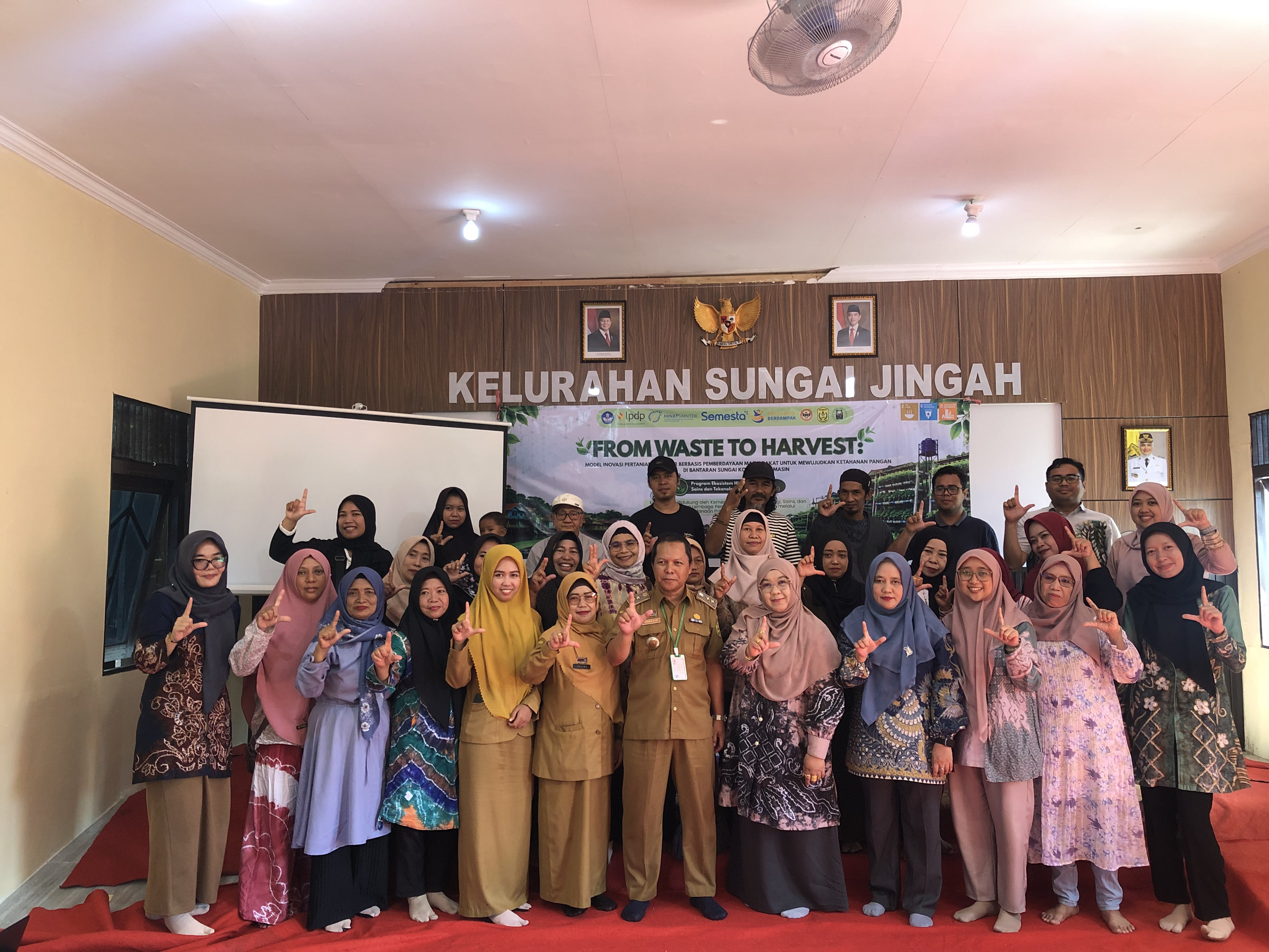 Tim Peneliti BESTARI Laksanakan FGD 1 Analisis Kondisi Awal di Kelurahan Sungai Jingah - foto 2