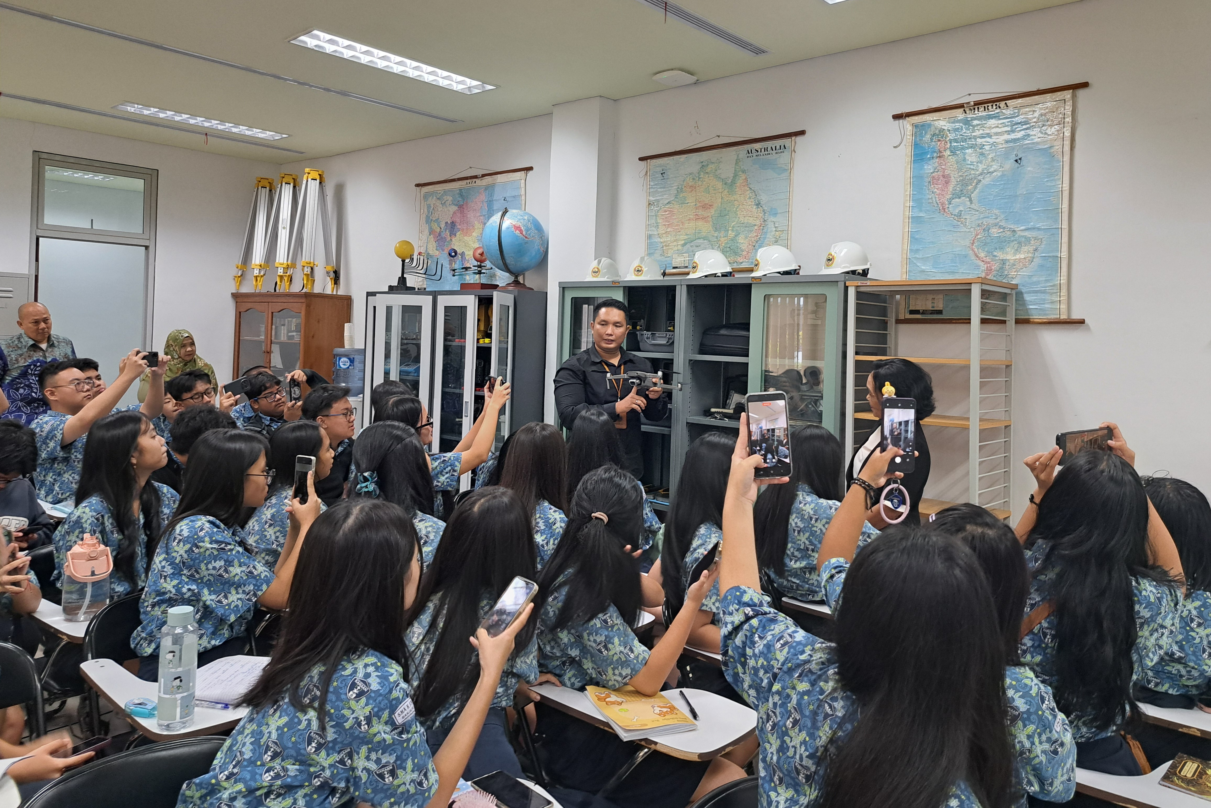 Kenali Dunia Geografi Sejak Dini, Siswa SMA Kristen Kanaan Kunjungi Pendidikan Geografi FKIP ULM or Pendidikan Geografi FKIP ULM Jadi Tujuan Kunjungan Edukatif SMA Kristen Kanaan Banjarmasin - foto 3