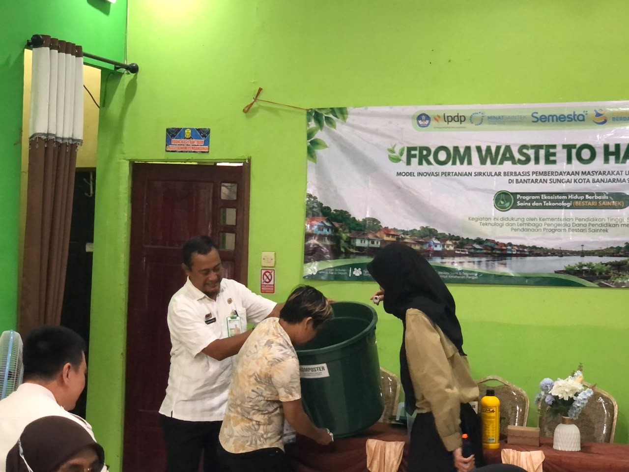 Dari Limbah Menjadi Manfaat, BESTARI ULM Dampingi Warga Alalak Tengah Olah Sampah Organik Menjadi Kompos dan Pupuk Cair - foto 4