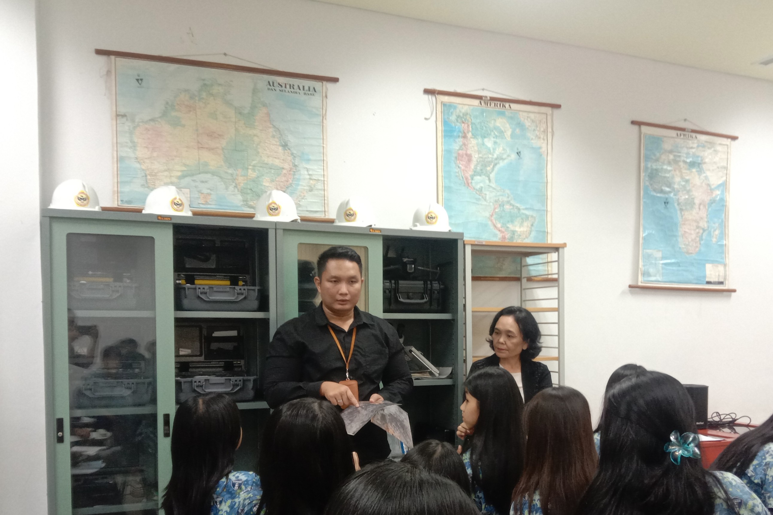Kenali Dunia Geografi Sejak Dini, Siswa SMA Kristen Kanaan Kunjungi Pendidikan Geografi FKIP ULM or Pendidikan Geografi FKIP ULM Jadi Tujuan Kunjungan Edukatif SMA Kristen Kanaan Banjarmasin - foto 1