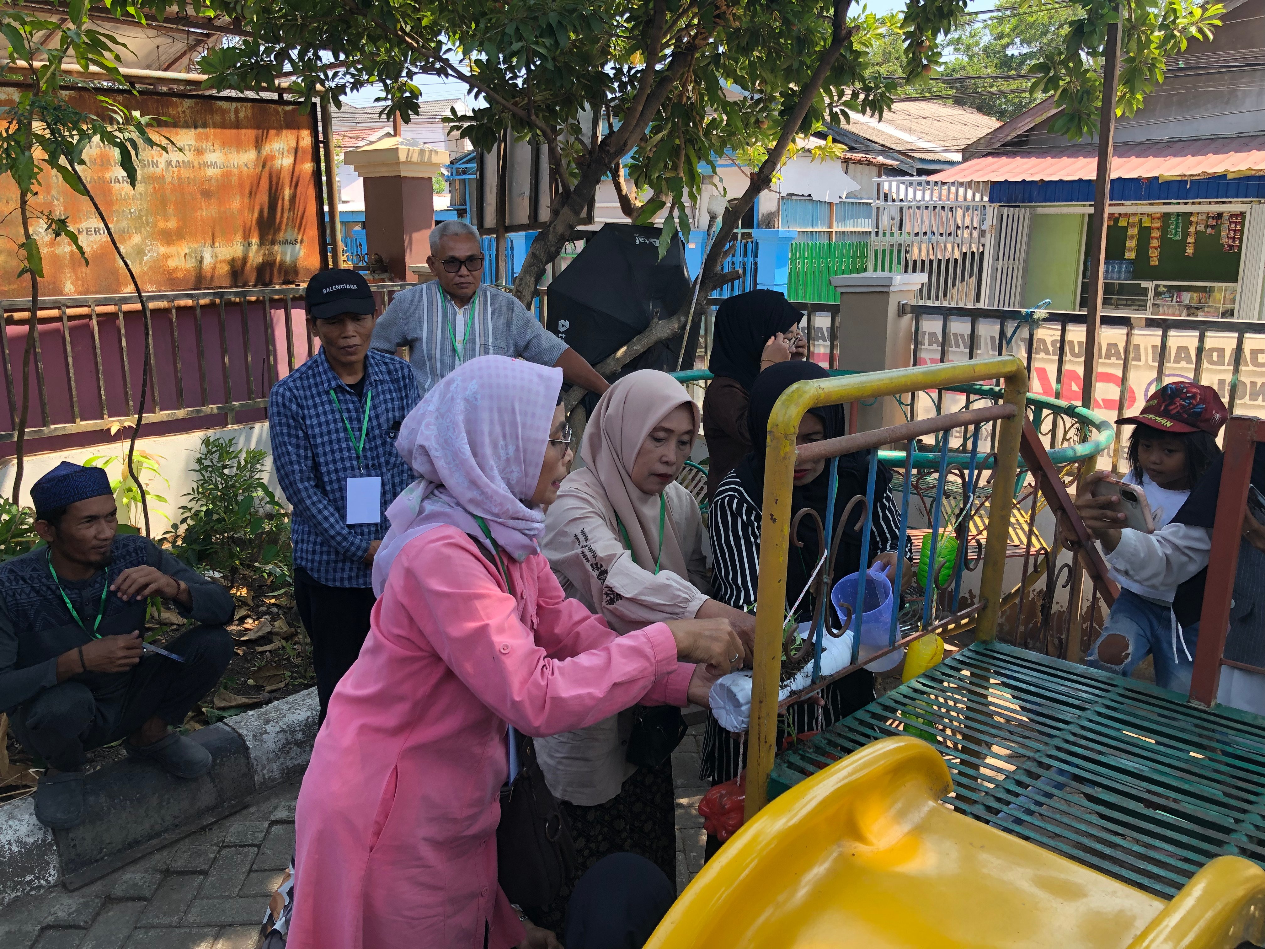 Program BESTARI Gelar Bimtek 2 Pemanfaatan Limbah untuk Tanaman serta Pendampingan Hidroponik dan Vertical Farming di Kelurahan Sungai Jingah - foto 5