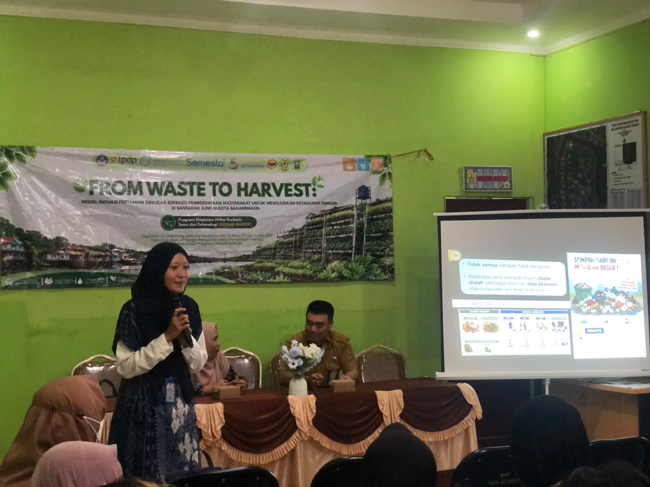 Dari Sampah Menuju Berkah: Program BESTARI Ajak Warga Alalak Tengah Bangun Kebiasaan Memilah Sampah - foto 3