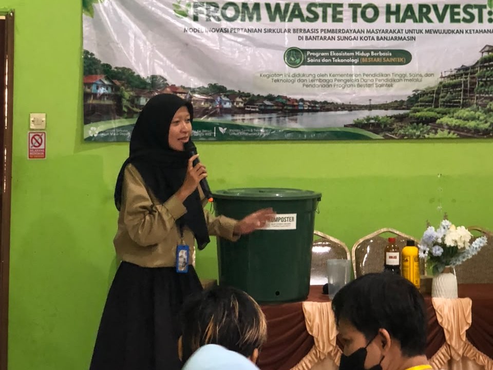 Dari Limbah Menjadi Manfaat, BESTARI ULM Dampingi Warga Alalak Tengah Olah Sampah Organik Menjadi Kompos dan Pupuk Cair - foto 3
