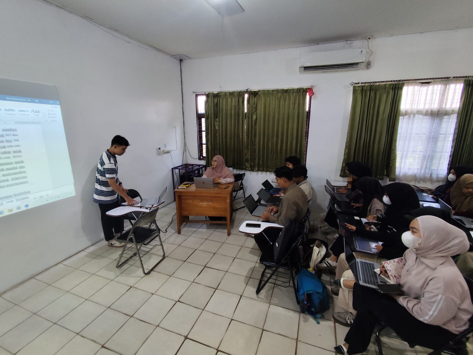 PSPG FKIP ULM Tingkatkan Kompetensi Mahasiswa melalui Bimbingan Penulisan dan Publikasi Artikel Ilmiah - foto 3