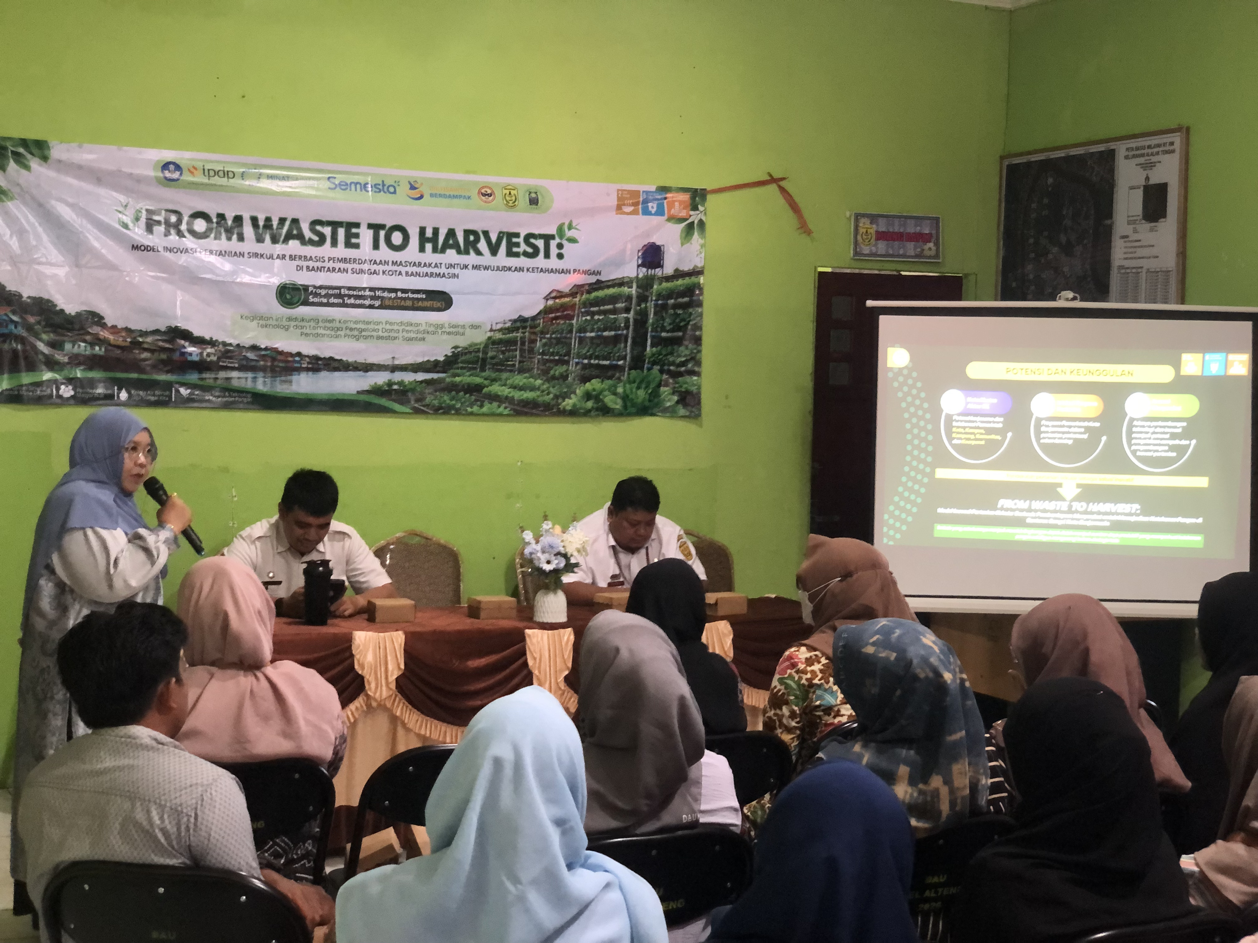 Tim Peneliti BESTARI Laksanakan FGD 1 Analisis Kondisi Awal di Kelurahan Alalak Tengah - foto 3