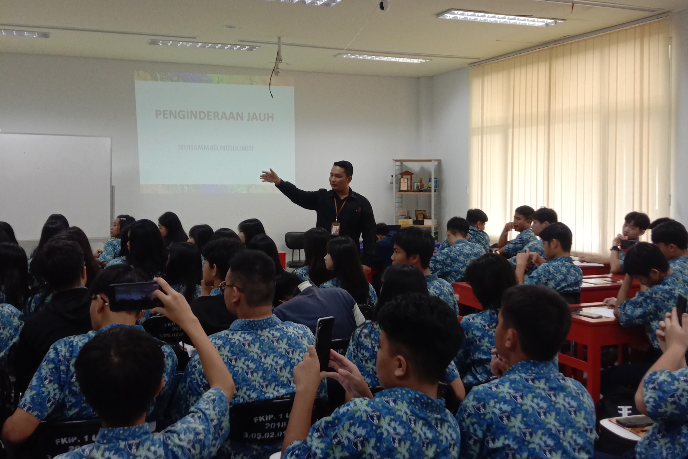 Kenali Dunia Geografi Sejak Dini, Siswa SMA Kristen Kanaan Kunjungi Pendidikan Geografi FKIP ULM or Pendidikan Geografi FKIP ULM Jadi Tujuan Kunjungan Edukatif SMA Kristen Kanaan Banjarmasin - foto 2