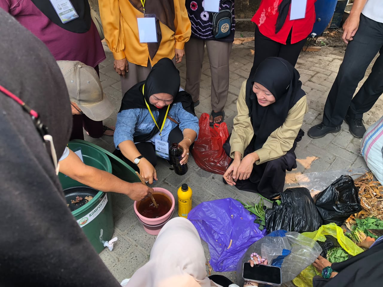 Dari Limbah Menjadi Manfaat, BESTARI ULM Dampingi Warga Alalak Tengah Olah Sampah Organik Menjadi Kompos dan Pupuk Cair - foto 7