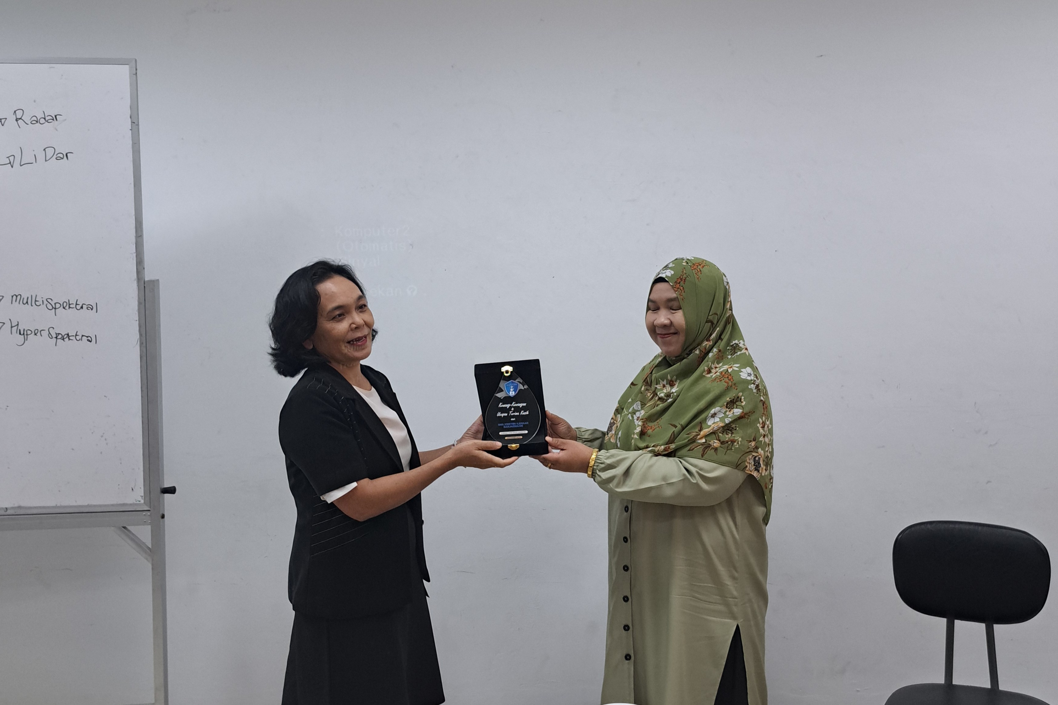 Kenali Dunia Geografi Sejak Dini, Siswa SMA Kristen Kanaan Kunjungi Pendidikan Geografi FKIP ULM or Pendidikan Geografi FKIP ULM Jadi Tujuan Kunjungan Edukatif SMA Kristen Kanaan Banjarmasin - foto 4