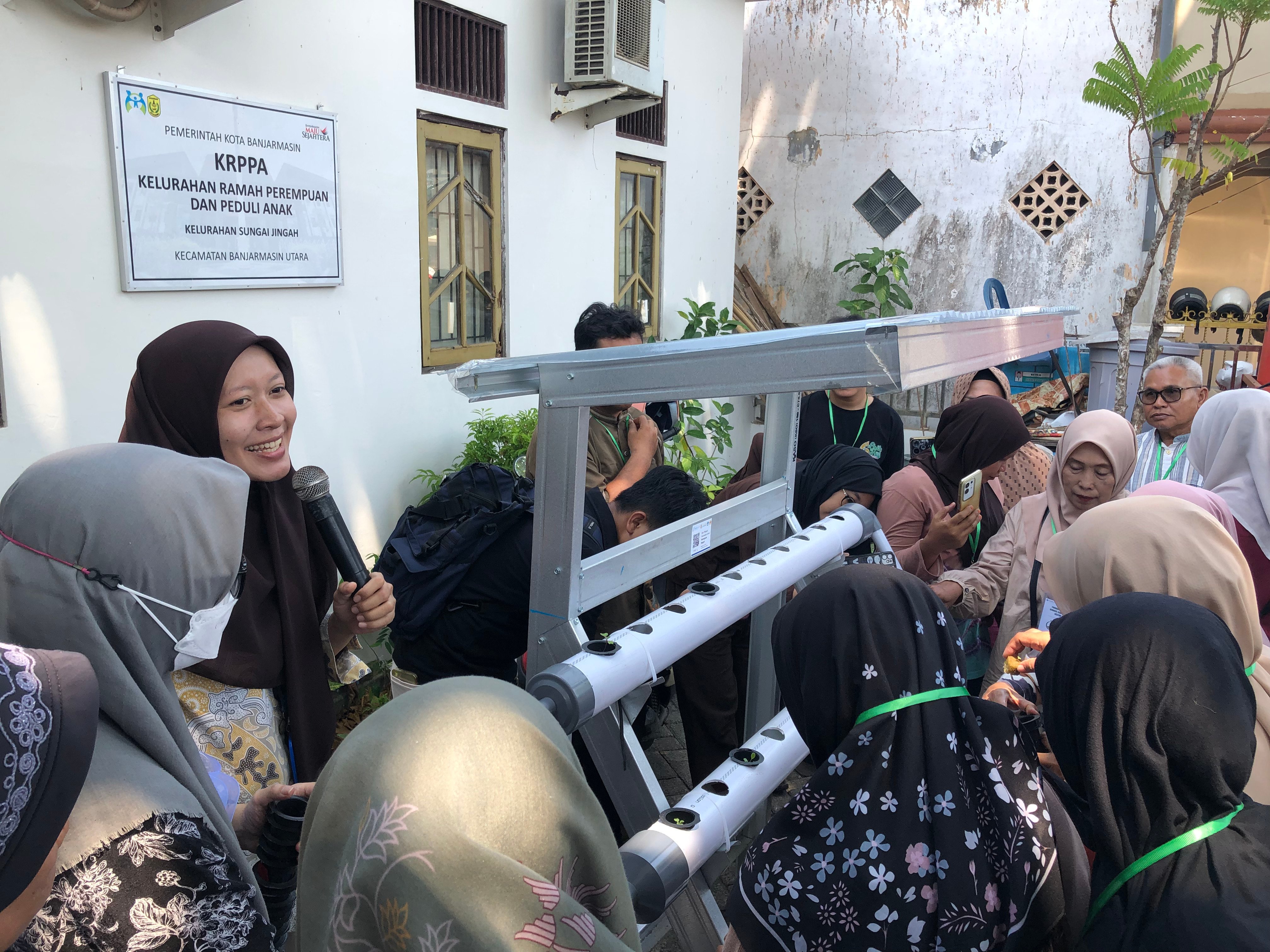 Program BESTARI Gelar Bimtek 2 Pemanfaatan Limbah untuk Tanaman serta Pendampingan Hidroponik dan Vertical Farming di Kelurahan Sungai Jingah - foto 4