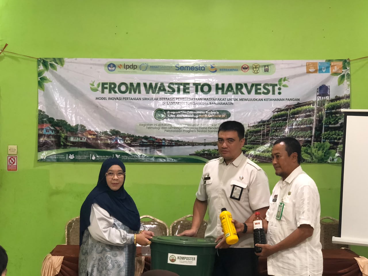 Dari Limbah Menjadi Manfaat, BESTARI ULM Dampingi Warga Alalak Tengah Olah Sampah Organik Menjadi Kompos dan Pupuk Cair - foto 2