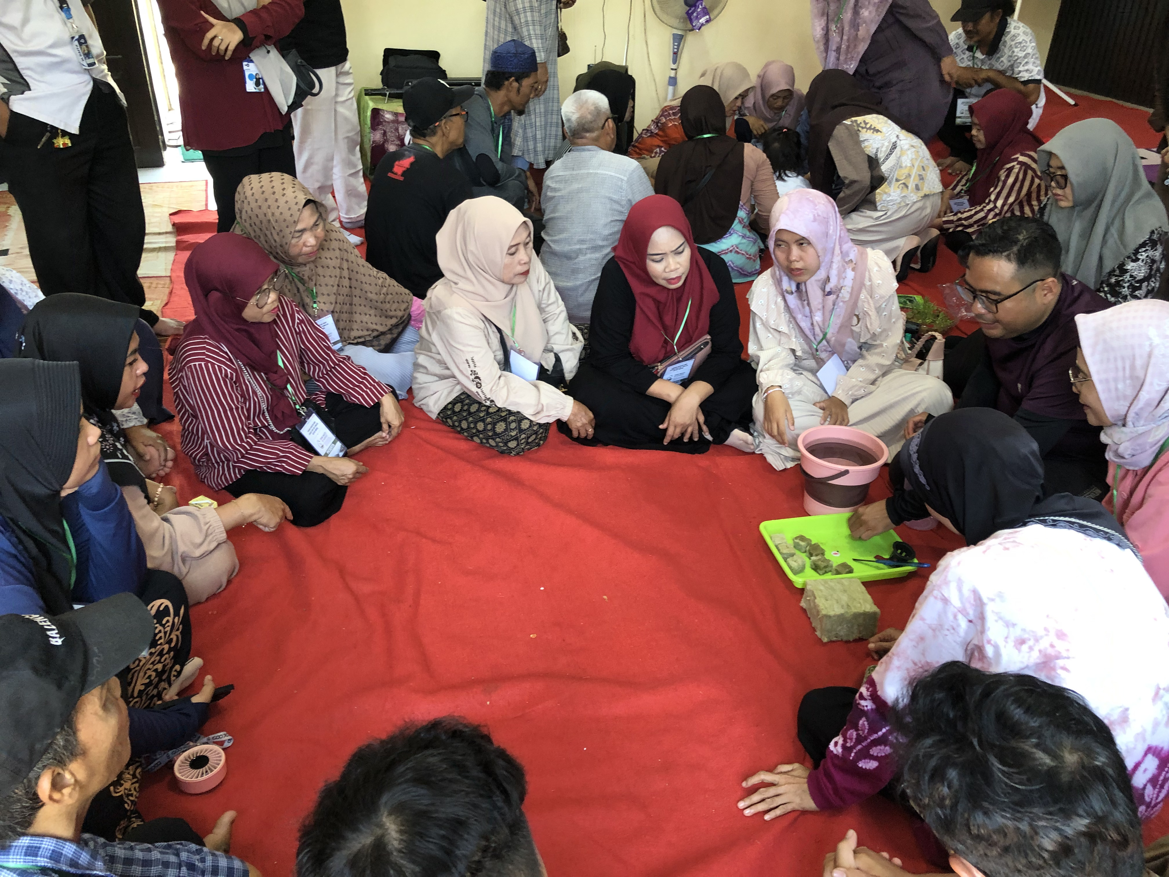 Program BESTARI Gelar Bimtek 2 Pemanfaatan Limbah untuk Tanaman serta Pendampingan Hidroponik dan Vertical Farming di Kelurahan Sungai Jingah - foto 3